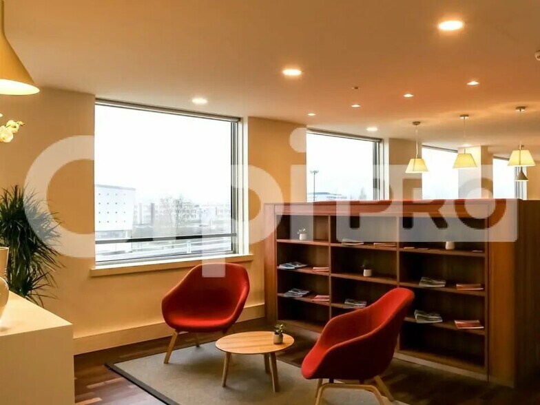 Office in Montigny-le-Bretonneux for lease - Interior Photo - Image 2 of 12