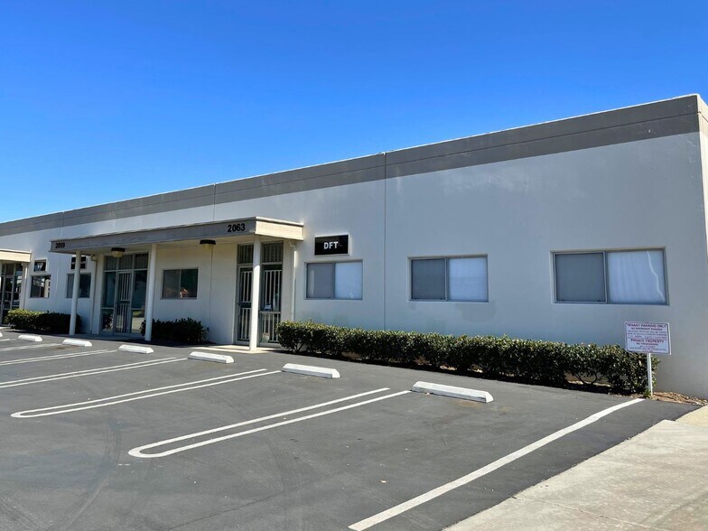 2021-2041 S Lyon St, Santa Ana, CA à louer - Photo du bâtiment - Image 3 de 7