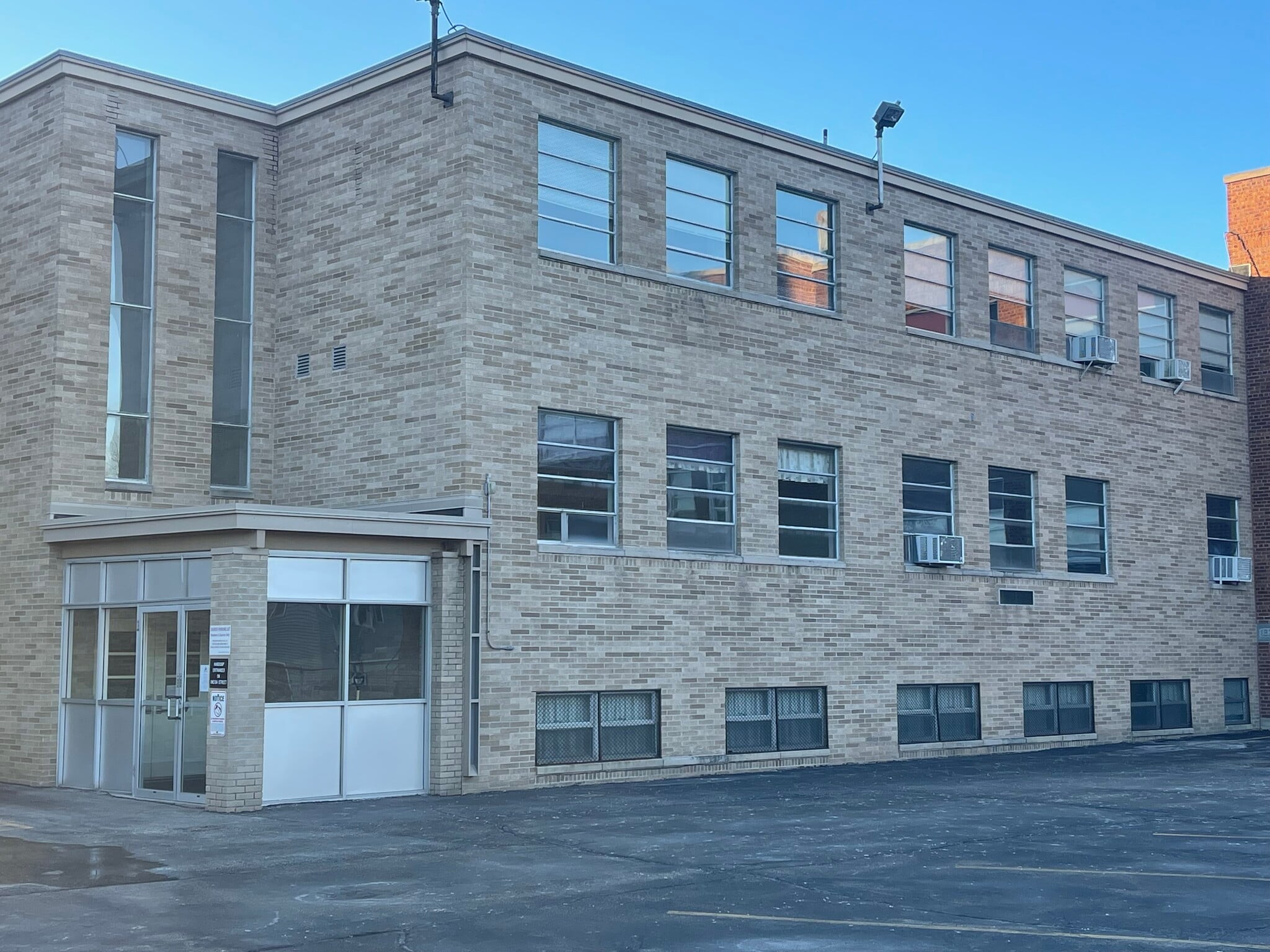 912 N Oneida St, Appleton, WI for lease Building Photo- Image 1 of 2