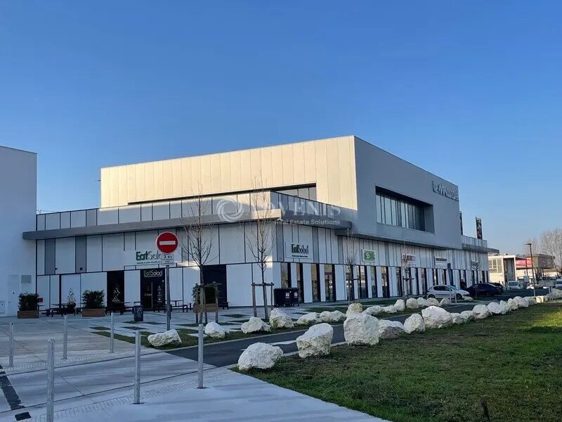 Retail in Bègles for lease Building Photo- Image 1 of 10