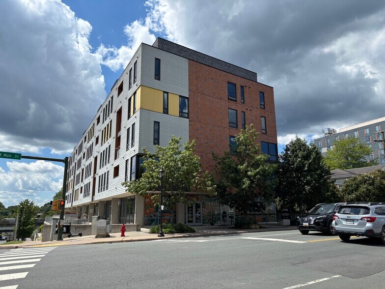 1000 W Main St, Charlottesville, VA à louer - Photo du bâtiment - Image 2 de 4