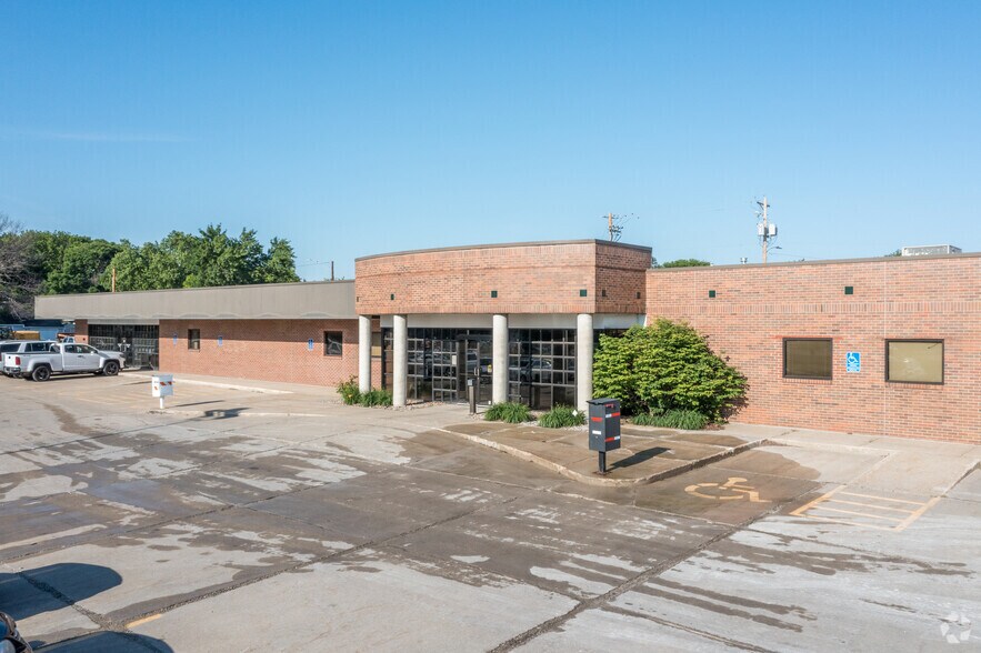 220 W 1st St, Ankeny, IA à louer - Photo du bâtiment - Image 2 de 9