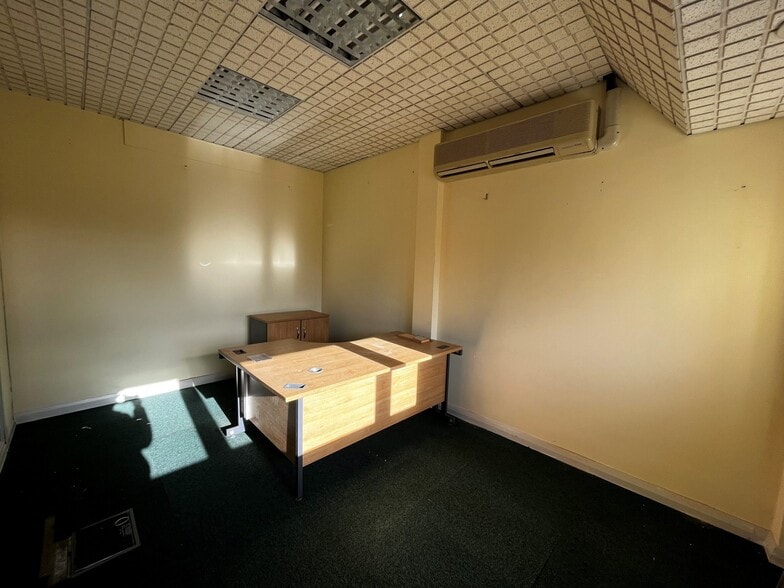 Dwight Rd, Watford for lease - Interior Photo - Image 3 of 4