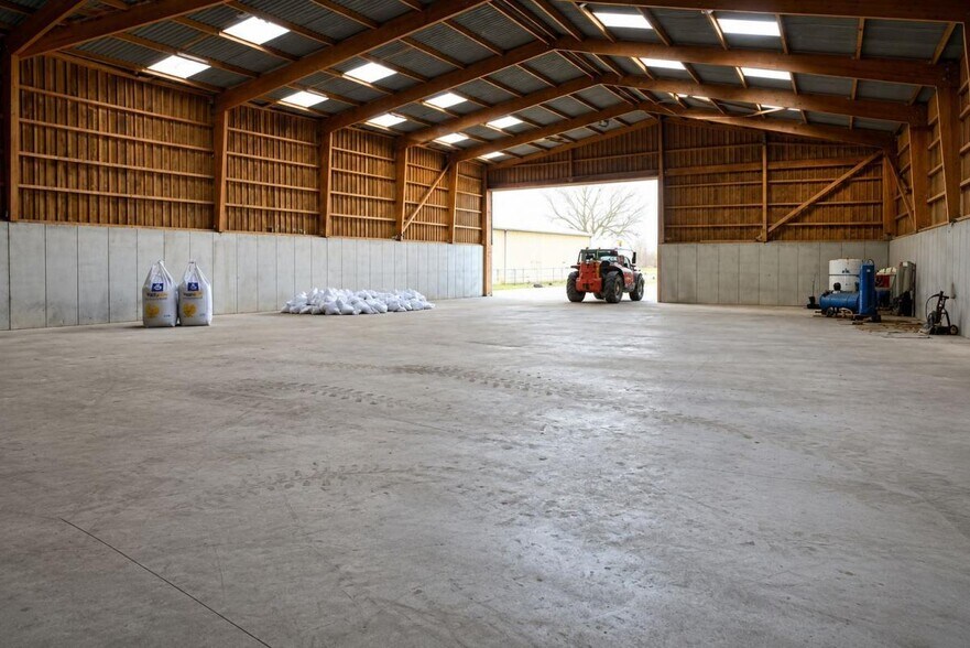 Industrial in Morainvilliers for lease - Interior Photo - Image 3 of 3