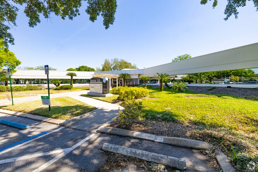 5550 W Idlewild Ave, Tampa, FL à louer - Photo du bâtiment - Image 3 de 7