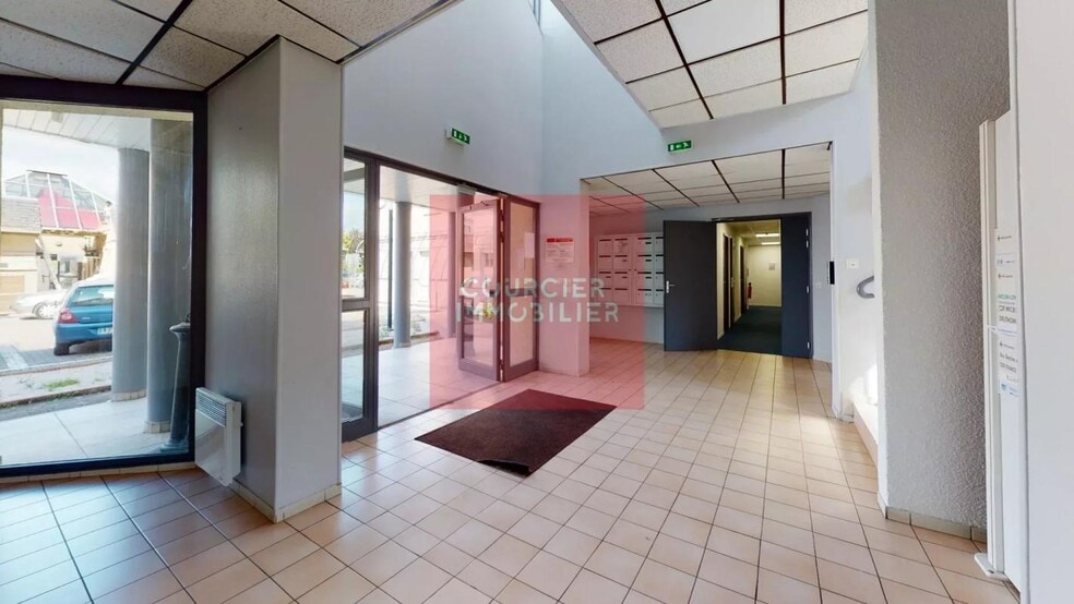7 Rue Hippolyte Mege Mouriès, Rambouillet for lease - Lobby - Image 1 of 4