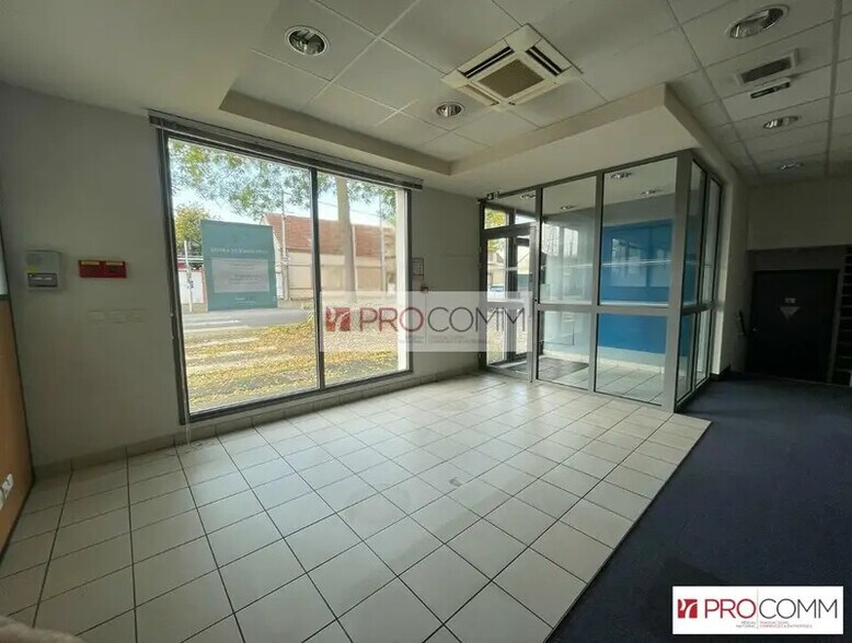 Retail in Luisant for lease - Interior Photo - Image 3 of 10