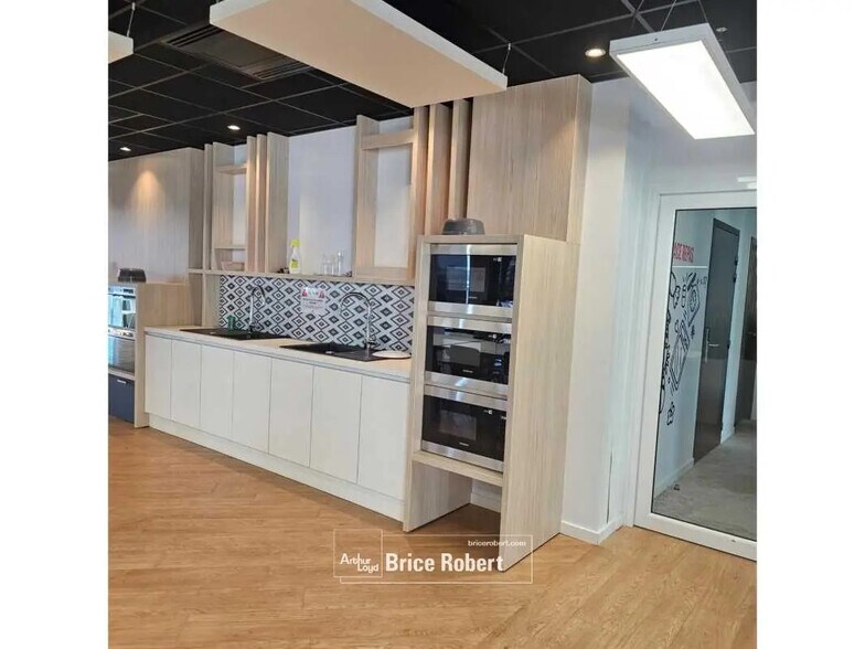 Bureau dans Villeurbanne à louer - Photo du bâtiment - Image 3 de 14