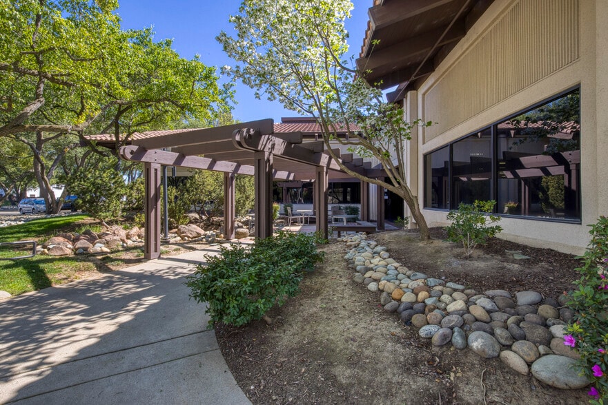 91 Blue Ravine Rd, Folsom, CA à vendre - Photo du bâtiment - Image 3 de 14