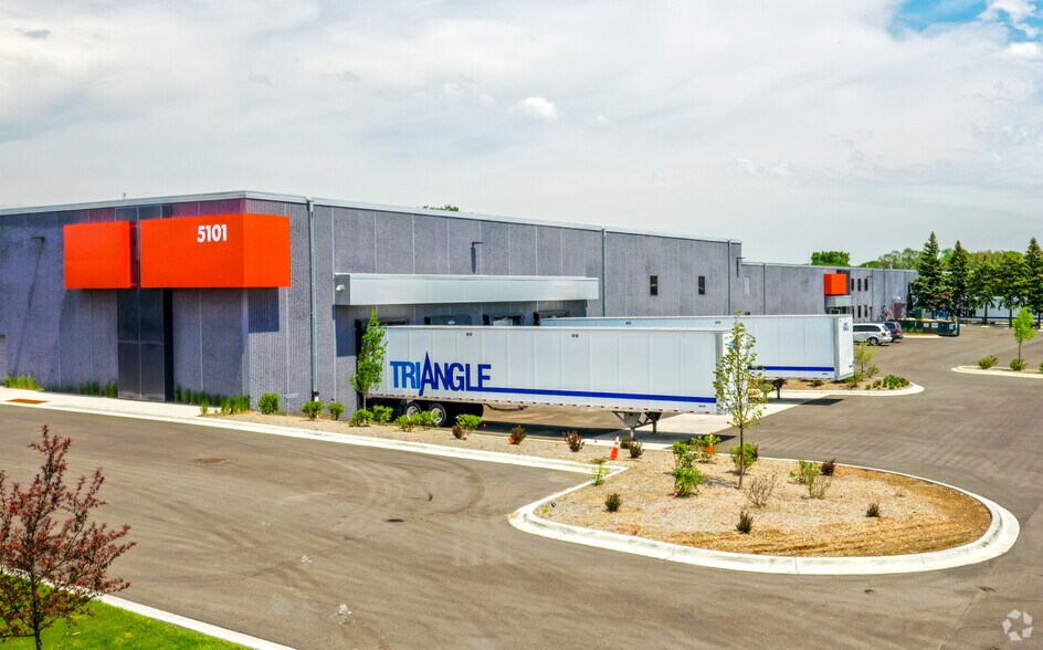 5101 Industrial Blvd, Fridley, MN à louer - Photo principale - Image 1 de 7