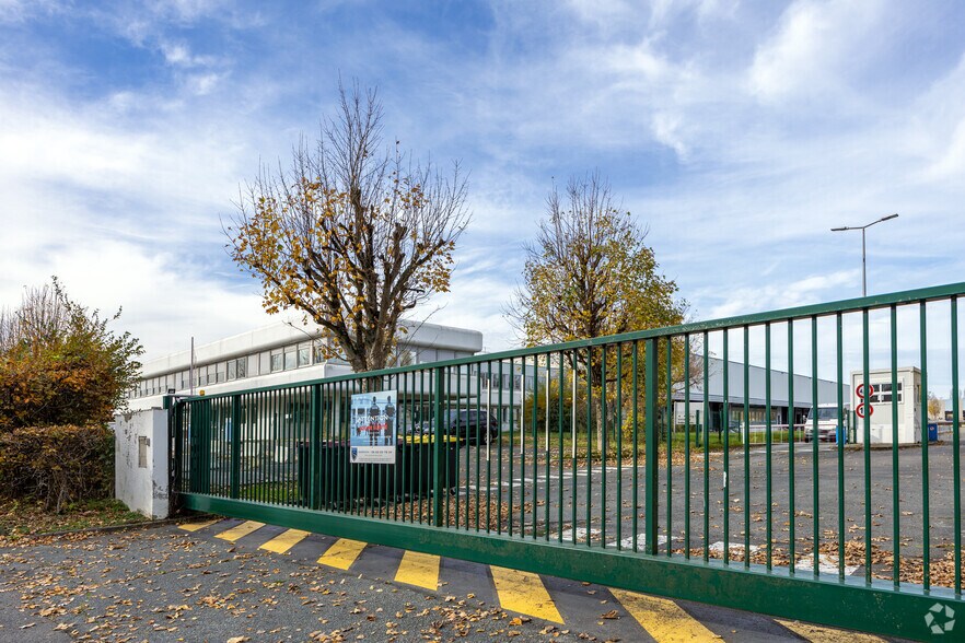 Bureau dans Tremblay-en-France à louer - Photo du bâtiment - Image 2 de 2