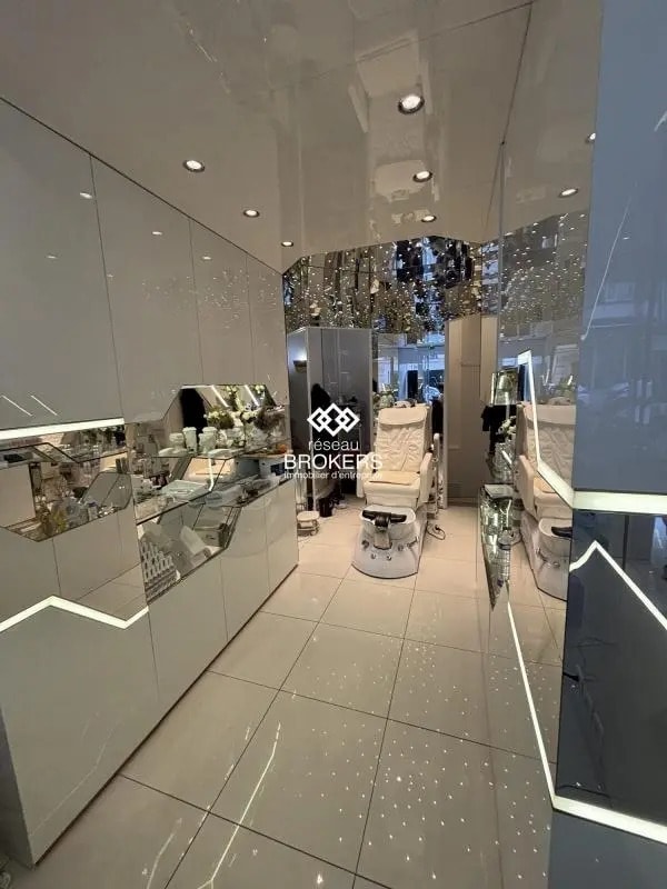 Retail in Paris for lease Interior Photo- Image 1 of 2