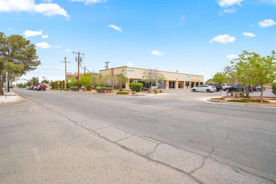 2000 Lomaland Dr, El Paso, TX à louer - Photo du bâtiment - Image 3 de 57