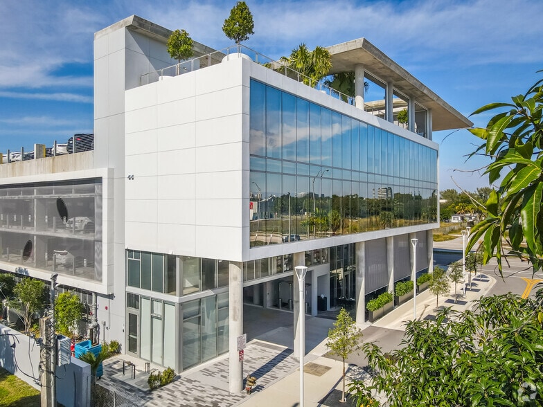 2420 NE Miami Gardens Dr, Miami, FL for lease - Building Photo - Image 3 of 19