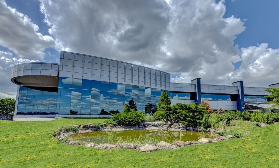 1555 Rue Carrie-Derick, Montréal, QC for lease - Building Photo - Image 2 of 12