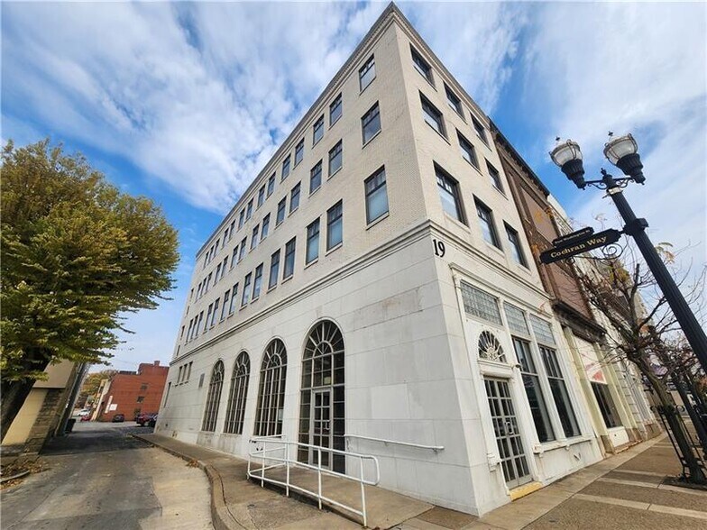 19 E Washington St, New Castle, PA à louer - Photo du bâtiment - Image 2 de 11