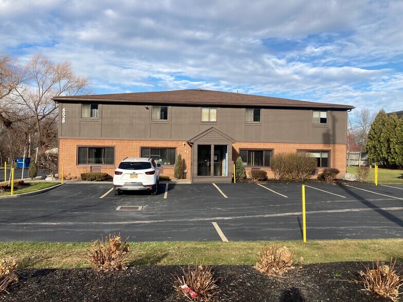 6028 Sheridan Dr, Williamsville, NY à vendre - Photo du bâtiment - Image 3 de 19