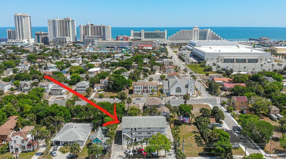208 N Halifax Ave, Daytona Beach, FL à vendre - Photo du bâtiment - Image 2 de 16