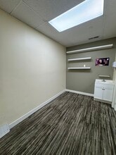 15928 Ventura Blvd, Encino, CA à louer Photo du bâtiment- Image 2 de 10