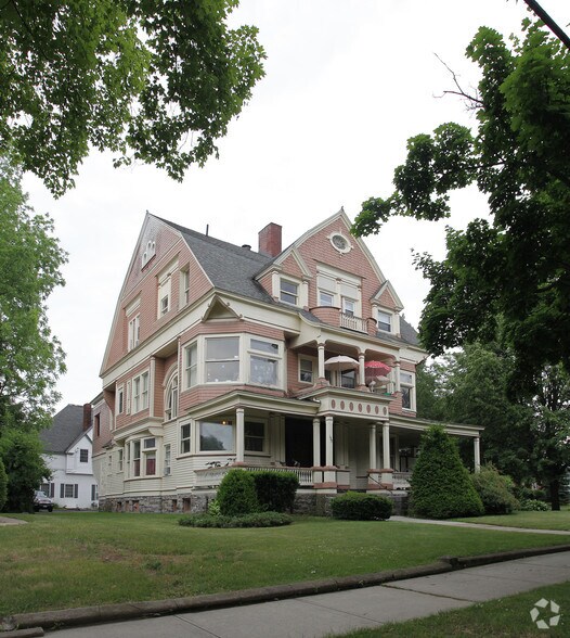 34-Unit Multifamily Glens Falls portefeuille de 3 propriétés à vendre sur LoopNet.ca - Photo principale - Image 2 de 3