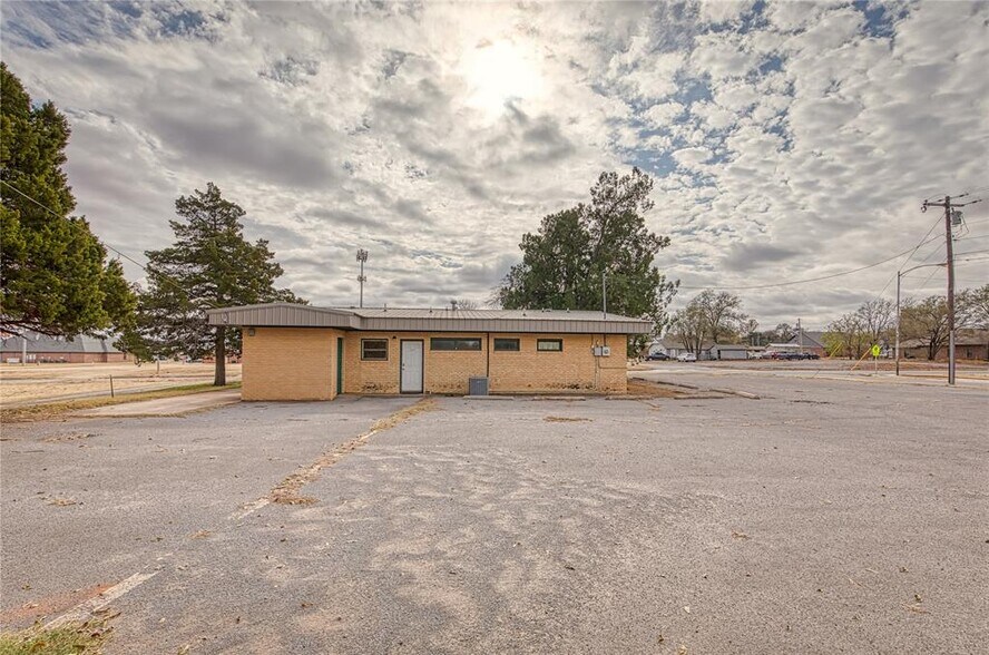 517 W 2nd St, Elk City, OK à vendre - Photo du bâtiment - Image 2 de 5
