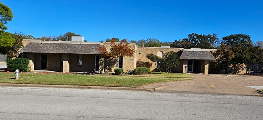 2109 Roosevelt Drive dr, Dalworthington Gardens, TX for sale - Building Photo - Image 1 of 8