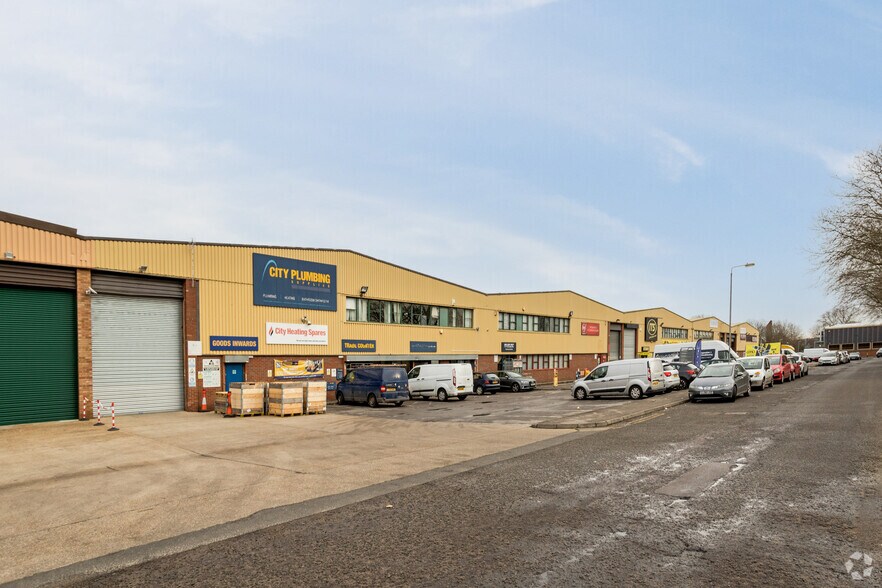 Waltham Park Way, Londres à louer - Photo du bâtiment - Image 2 de 3