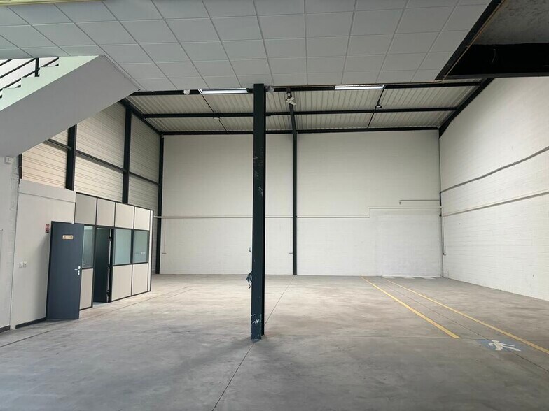 Industrial in Croix for lease - Interior Photo - Image 2 of 3
