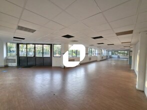 Office in Saint-Thibault-des-Vignes for lease Interior Photo- Image 2 of 8