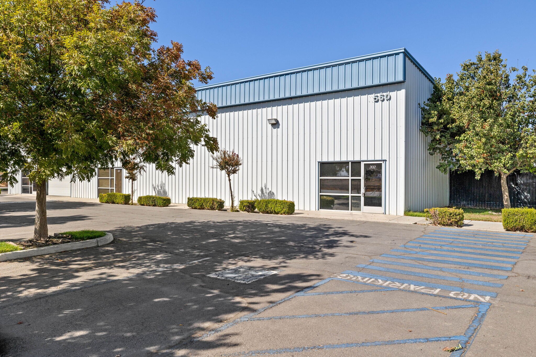 2550 E Belle Ter, Bakersfield, CA à louer Photo du bâtiment- Image 1 de 39