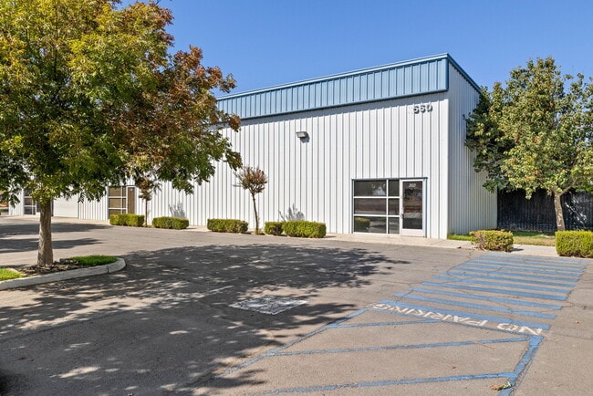 Plus de détails pour 2550 E Belle Ter, Bakersfield, CA - Industriel à louer