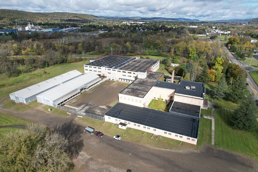 1575 Lake St, Elmira, NY à vendre - Photo du bâtiment - Image 3 de 49