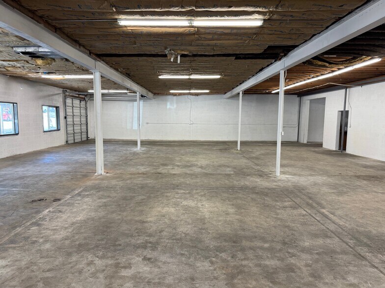 1433 W Lark Industrial Dr, Fenton, MO à louer - Photo du bâtiment - Image 2 de 7