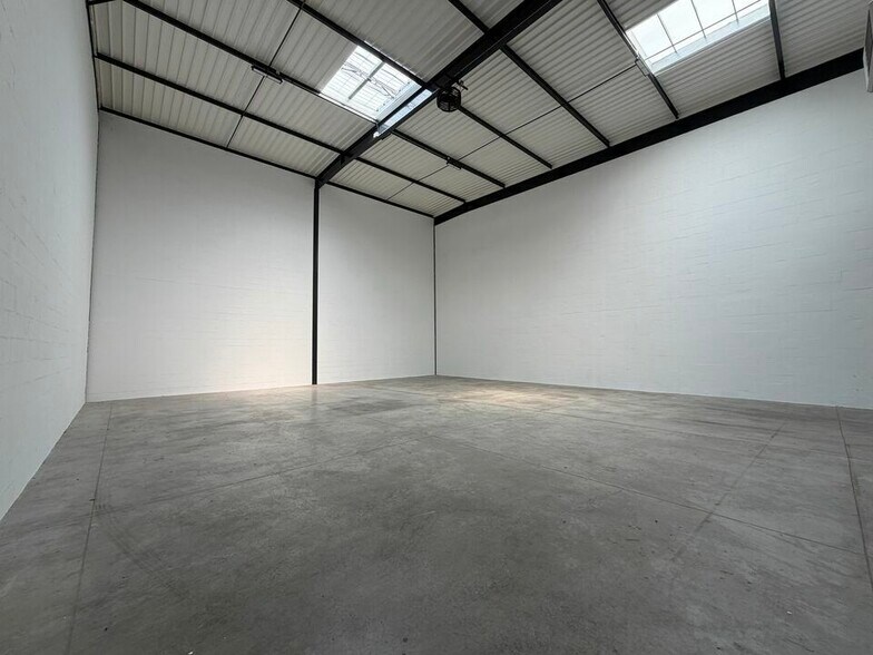 333 Avenue Marguerite Perey, Lieusaint for lease - Interior Photo - Image 2 of 5