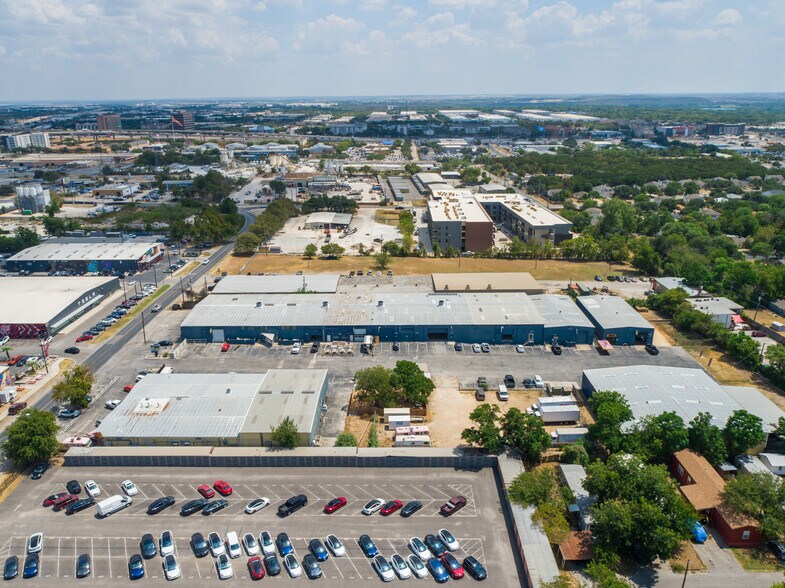 415 E Saint Elmo Rd, Austin, TX à louer - Photo du bâtiment - Image 2 de 11