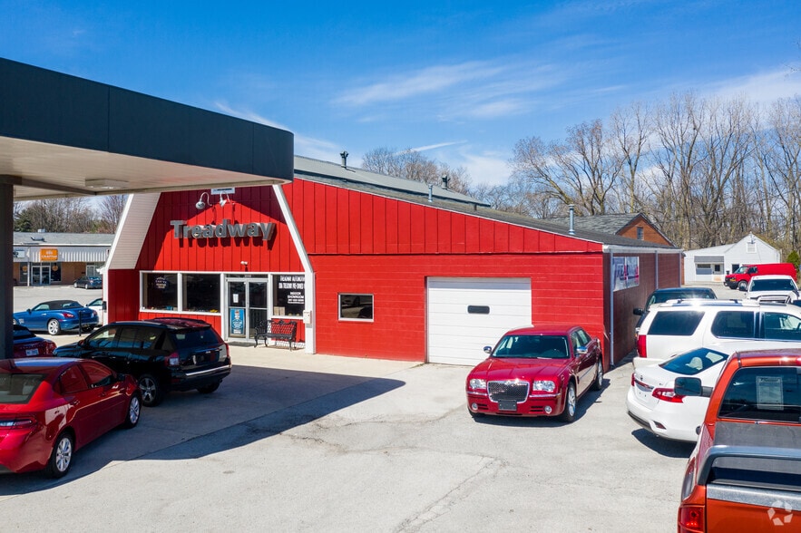 Carriage House Plaza portfolio of 3 properties for sale on LoopNet.ca - Primary Photo - Image 3 of 3