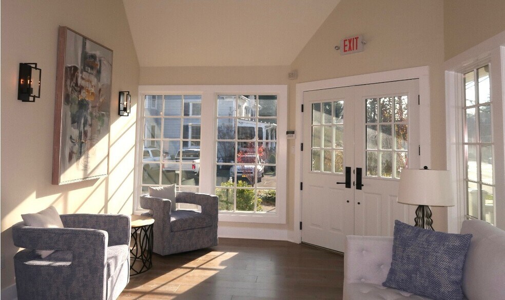189 South St, Oyster Bay, NY à louer - Photo du bâtiment - Image 3 de 12