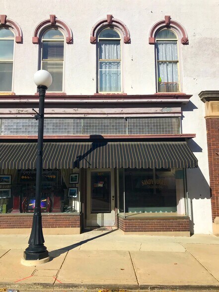 103 W Monroe St, Bloomington, IL à louer - Photo du bâtiment - Image 1 de 5