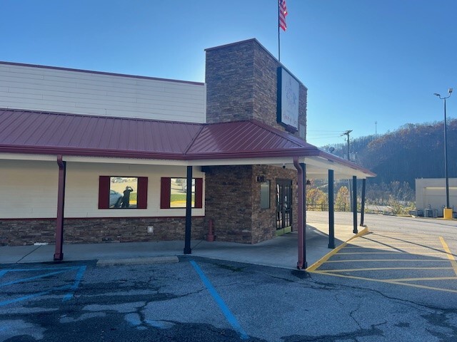 109 Crossings Mall, Elkview, WV à louer - Photo du bâtiment - Image 2 de 22