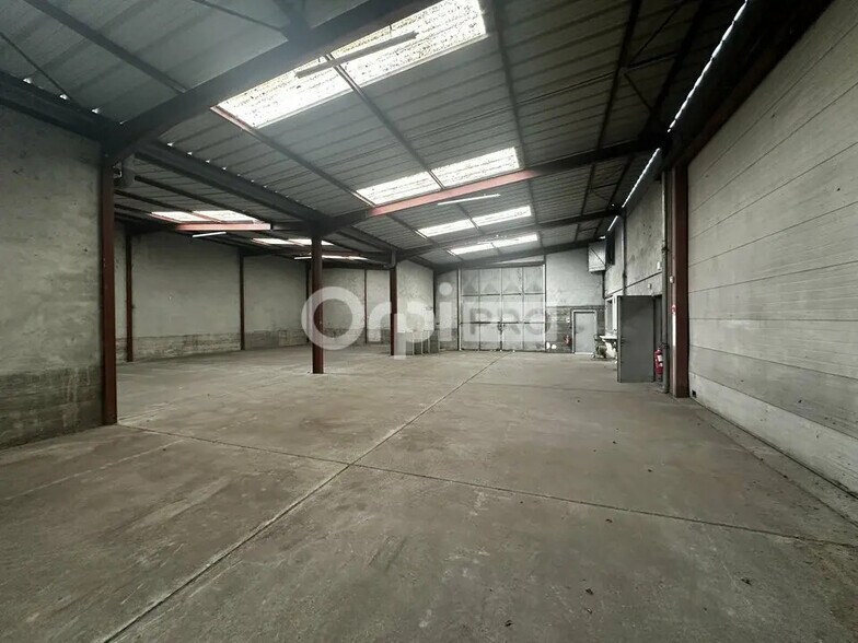 Flex in Saint-Laurent-de-Mure for lease - Interior Photo - Image 3 of 12