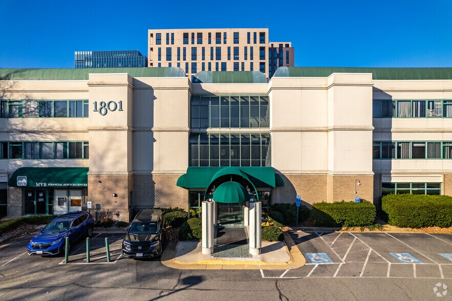 1801 Reston Pky, Reston, VA à louer - Photo du bâtiment - Image 3 de 5