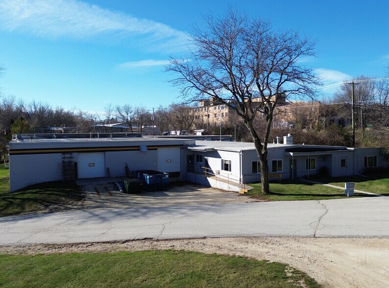 W51N545 Struck Ln, Cedarburg, WI à vendre - Photo du bâtiment - Image 3 de 5