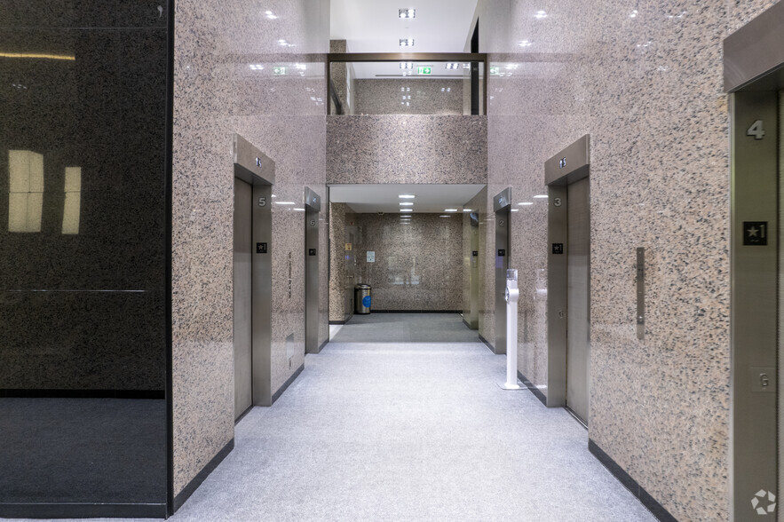 18 King St E, Toronto, ON for lease - Lobby - Image 3 of 3