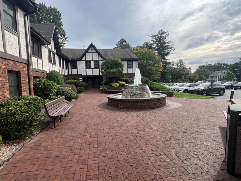 904 Pompton Ave, Cedar Grove, NJ à louer - Photo du bâtiment - Image 2 de 9