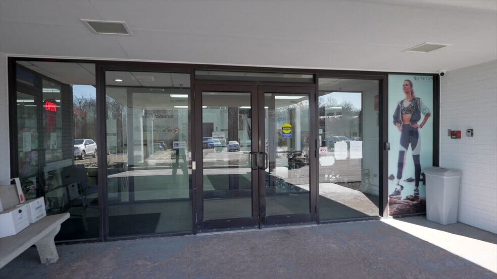 9050 W 81st St, Justice, IL à louer - Vidéo sur l’inscription commerciale - Image 2 de 24