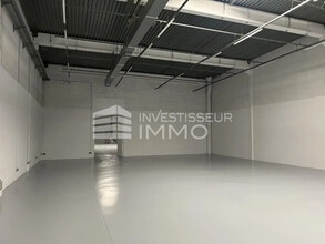 Flex in Éragny for lease Interior Photo- Image 2 of 7