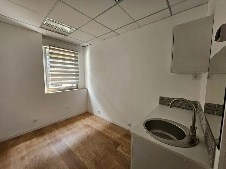 230 Chemin Des Valladets, Éguilles for lease - Interior Photo - Image 3 of 4