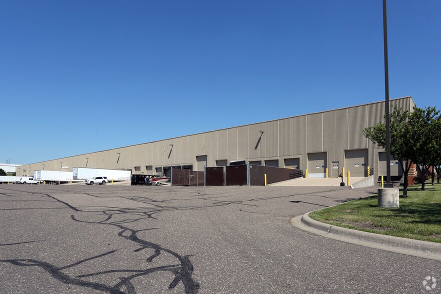 6325 Sandburg Rd, Golden Valley, MN à louer - Photo du bâtiment - Image 3 de 5