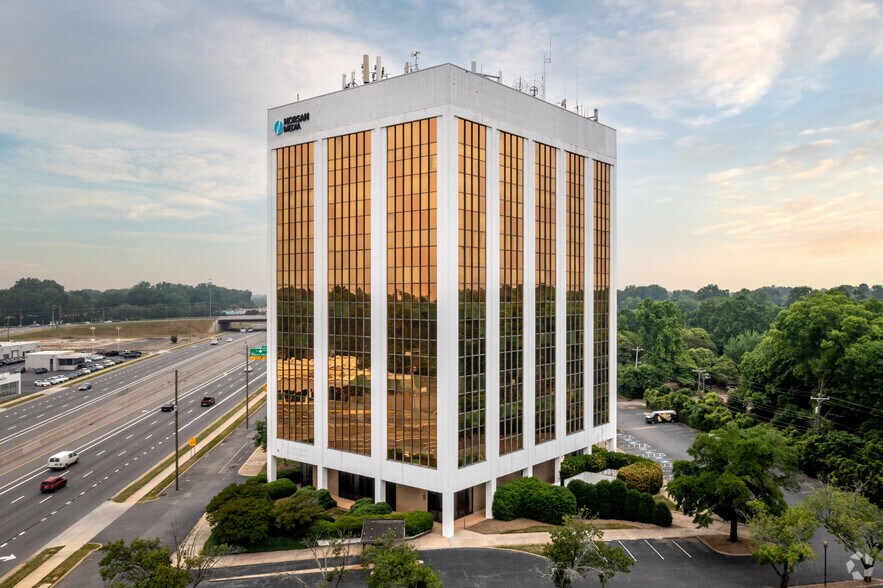 4801 E Independence Blvd, Charlotte, NC à louer - Photo du bâtiment - Image 3 de 8