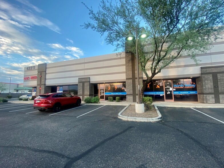 42201 N 41st Dr, Phoenix, AZ à louer - Photo du bâtiment - Image 2 de 8